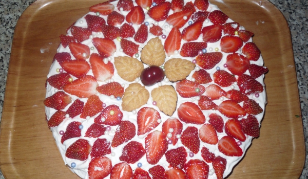 Сметанова торта с ягоди