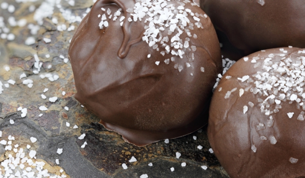 Шоколадови топки с извара и орехи