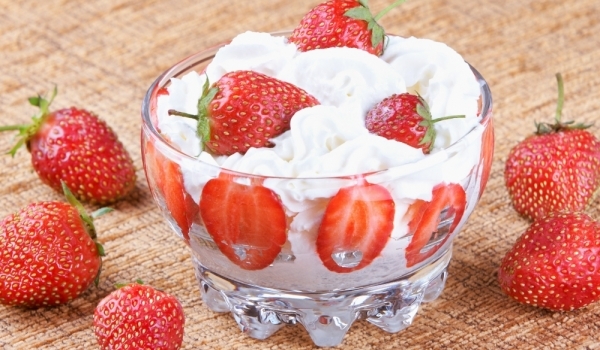 Йогурт крем с ягоди