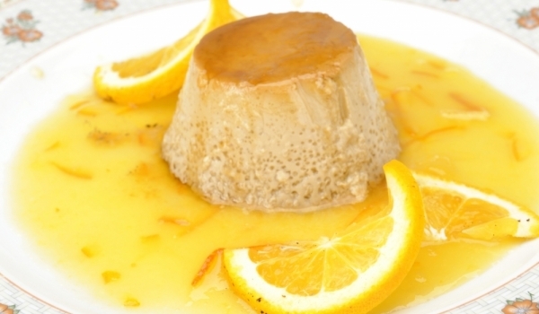 Крем карамел с лимонов сос