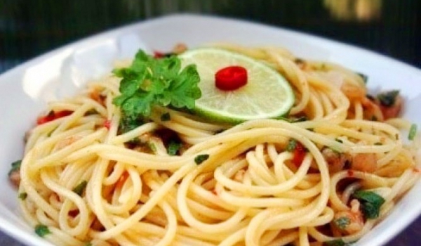 Пикантни спагети със скариди