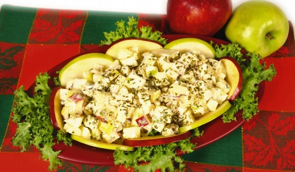 Турска салата с орехи и ябълка