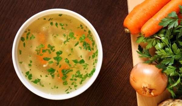 Пилешка супа с лук и моркови