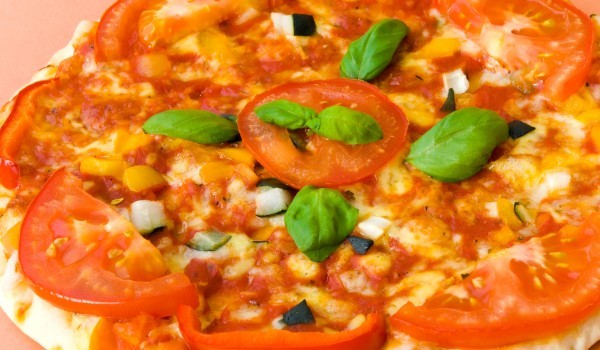 Домашна пица с домати и кашкавал