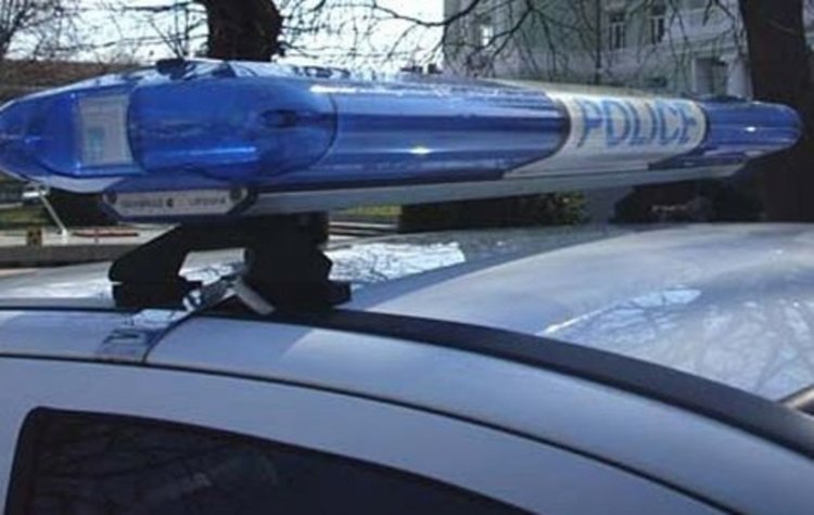 Крадец души възрастен мъж в дома му, жертвата пък го коли с нож 