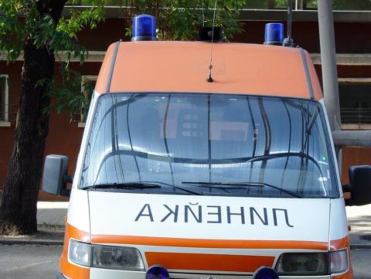 Обратен завой и отнето предимство пратиха моторист в болница