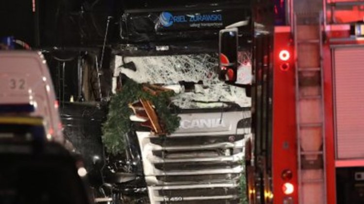 Атентаторът от базара в Берлин е въоръжен и на свобода
