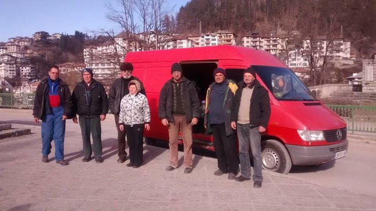 Над 50 чувала с дрехи, обувки и топли завивки отпътуваха днес в помощ на пострадалите от Хитрино