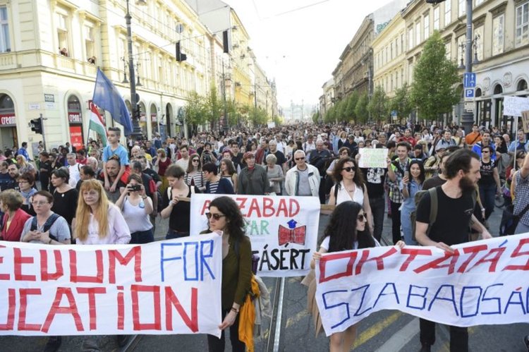 Хиляди излязоха на протест в Унгария срещу закриването на университет на Сорос