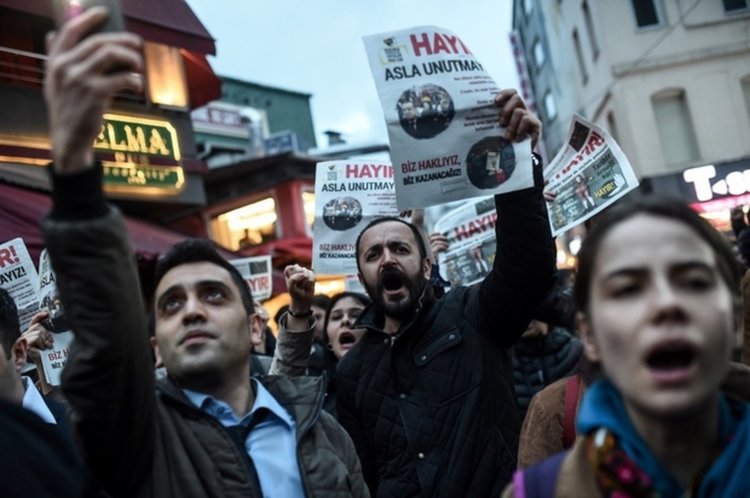 Хиляди протестираха в Турция против изхода от референдума