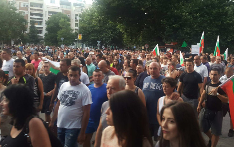 Протестите в Асеновград продължават. Валя Балканска идва да подкрепи недоволните в неделя