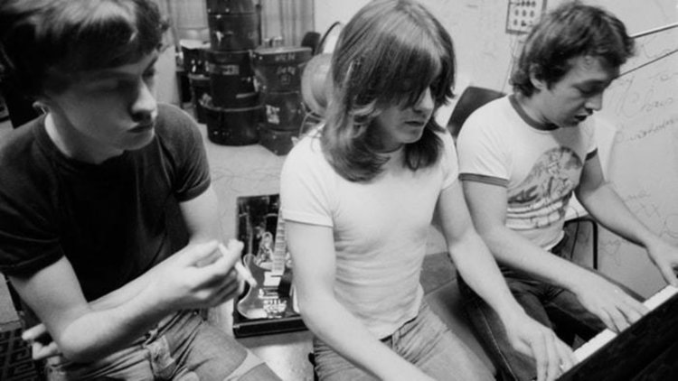 Почина продуцентът и екс музикант от AC/DC Джордж Янг