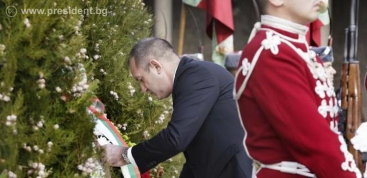 Президентът: Армията се мотивира с отношение