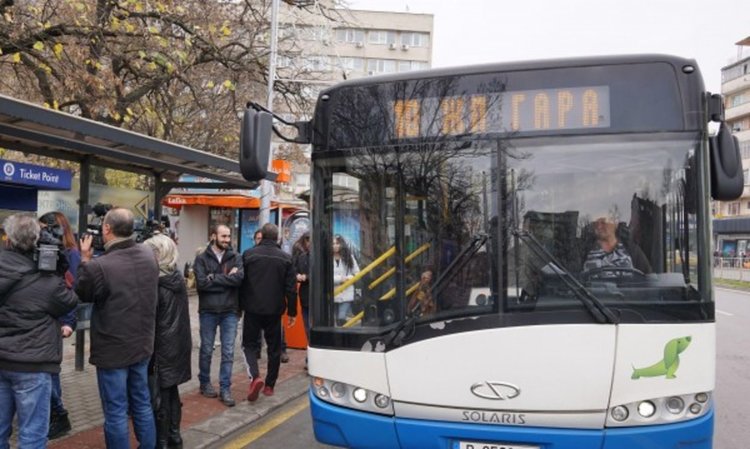 Автобус на градския транспорт се вряза в сграда в Пловдив
