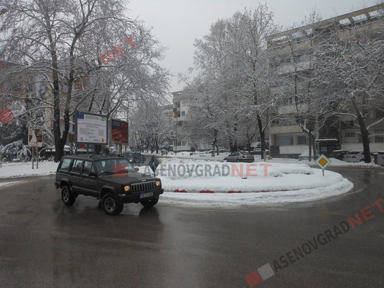 Общинската пътна мрежа е проходима, снегопочистват селата с верижна техника