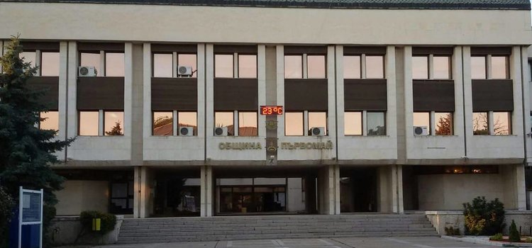 Проектите за платеното паркиране и новите цени на местните такси влизат на сесия