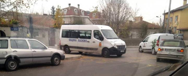 Читател: бус на община Хасково пердаши в насрещното