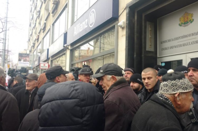 Протестиращи и полиция стигнаха до сблъсъци пред сградата на КЕВР