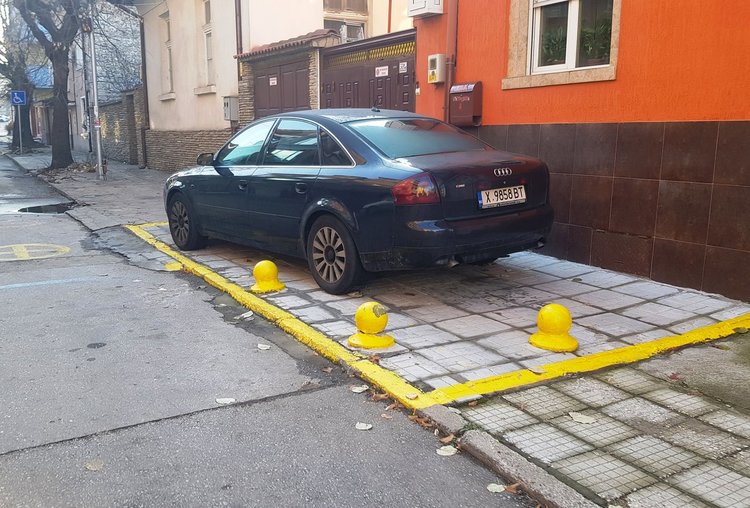 Читател: Хасковлия огради тротоара пред къщата си за паркинг