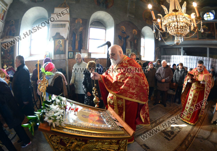 В  Черногорово осветиха меда на Св. Харалампий