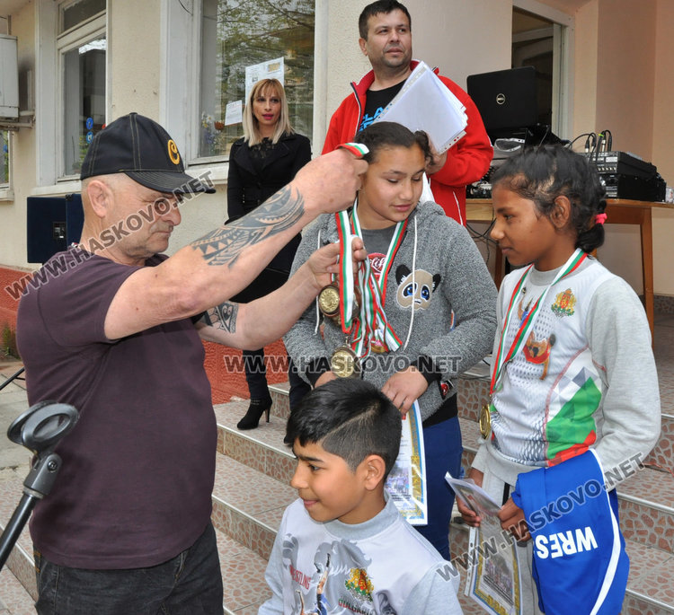 Медали за шампиони по борба в Международния ден на ромите