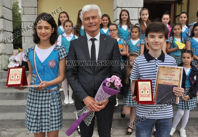 Двама "Ученици на годината" в „Христо Смирненски” получиха  плакети  за 24 май