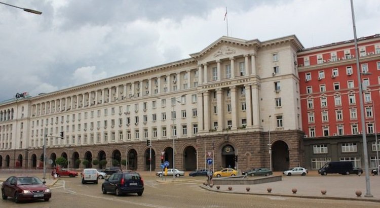 Кабелни оператори на протест пред сградата на МС