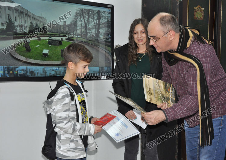 Наградиха 9-годишен ученик, запечатал магията на Хасково