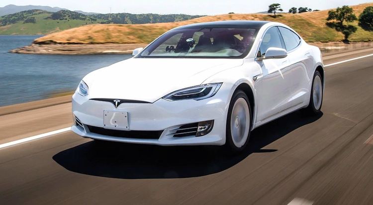 Коли на Tesla ускоряват сами, властите ще ги гледат под лупа