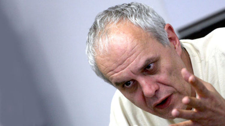 От двама силни мъже, станаха трима, a Батман е само един