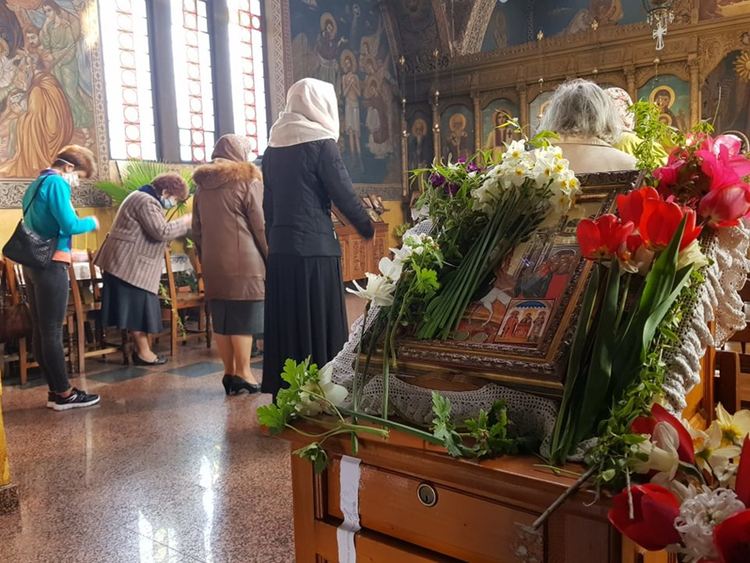 Малцина влязоха в най-големия храм в Първомай на Цветница