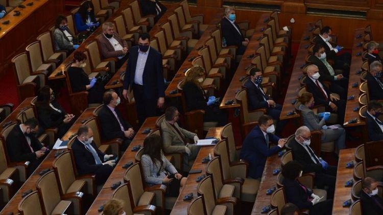 Депутатите се връщат на работа с увеличени заплати