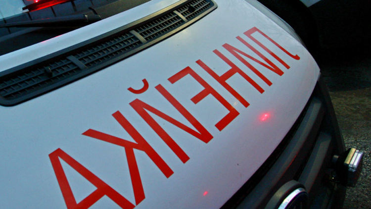 БМВ се преобърна под пътя за Смилян, двама са ранени