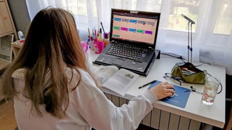 На училище по график. Изцяло присъствено - само 1 клас