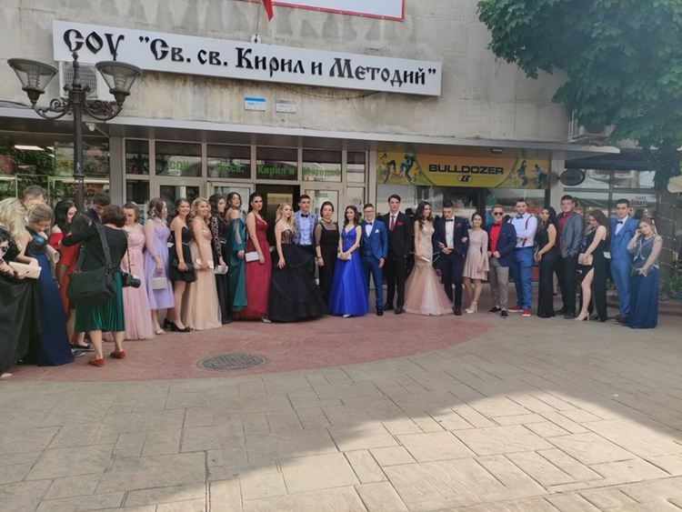 Абитуриентите на Първо огласиха главната в стария център на Смолян