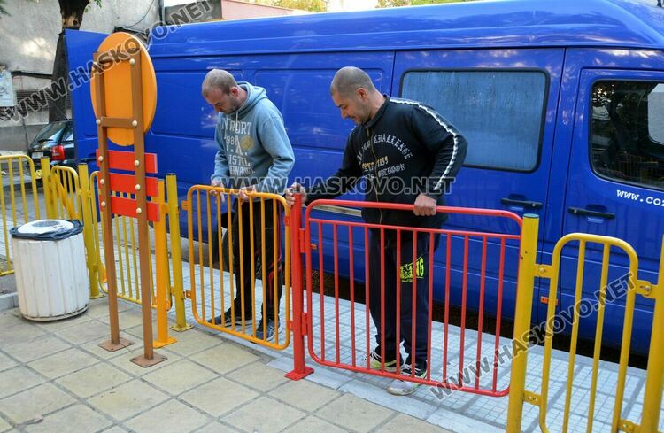 Ремонтират поредна счупена детска площадка в Хасково, имоти са превърнати в сметища