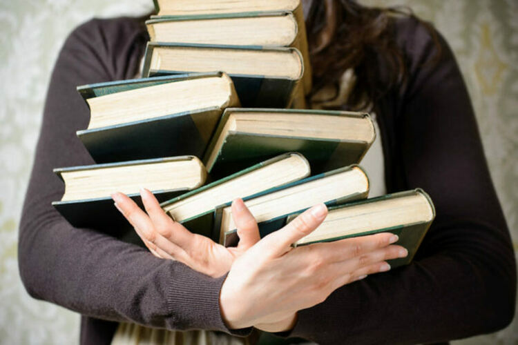 "Приятелски читателски клуб" в Хасково подарява книги на децата в училище 