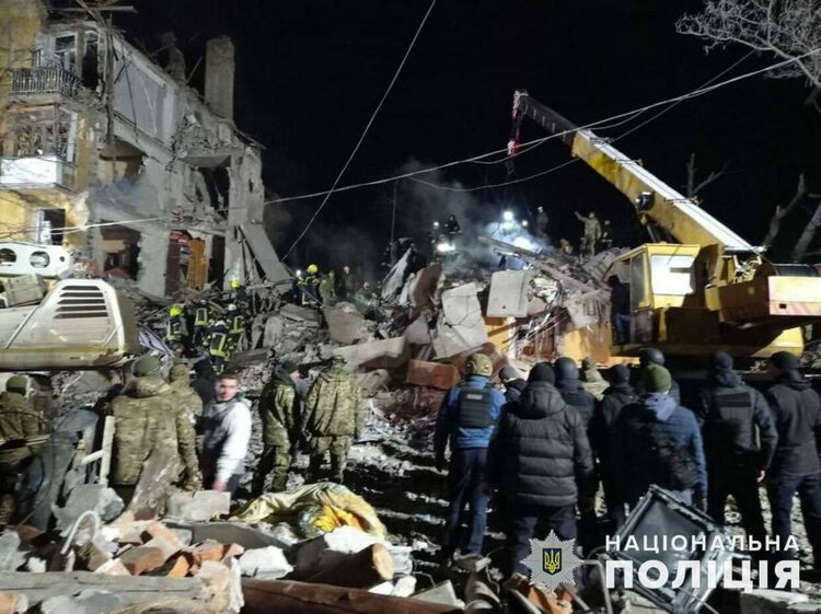 Руска ракета разруши жилищна сграда в Краматорск, двама загинали