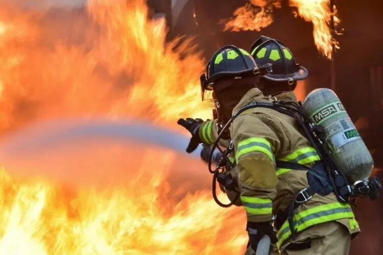 Домашно имущество, мебели и техника са изгорели при пожар в апартамент