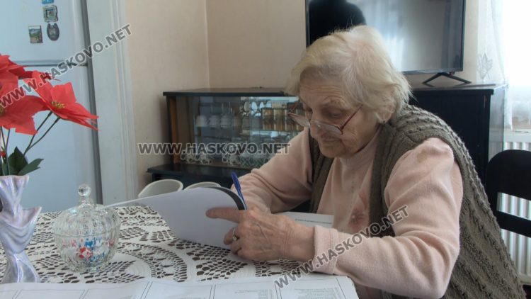 90-годишна хасковлийка не пропуска да гласува, макар и в подвижна урна 