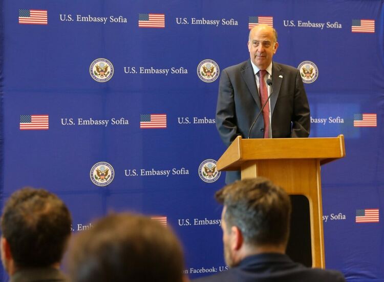 Новият посланик на САЩ у нас Кенет Мъртън пристигна в България