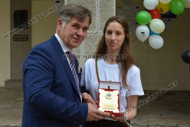 Николета Карчева е първенец на випуска във ФСГ, Станко Станкев – учител на годината