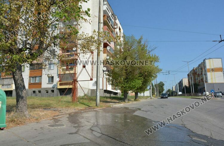 Смърдяща вода се излива по булевард „Васил Левски“ в Хасково