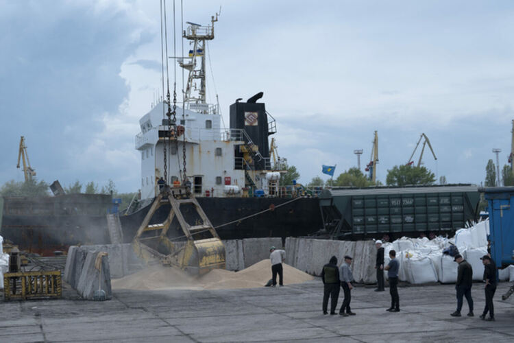 Руски дронове унищожиха 13 000 тона зърно в украинско пристанище на Дунав