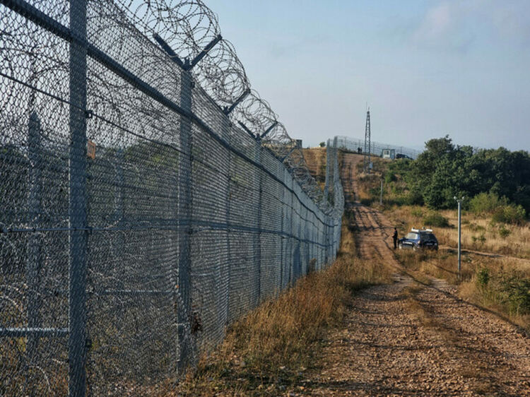 Военни ремонтират граничната ограда