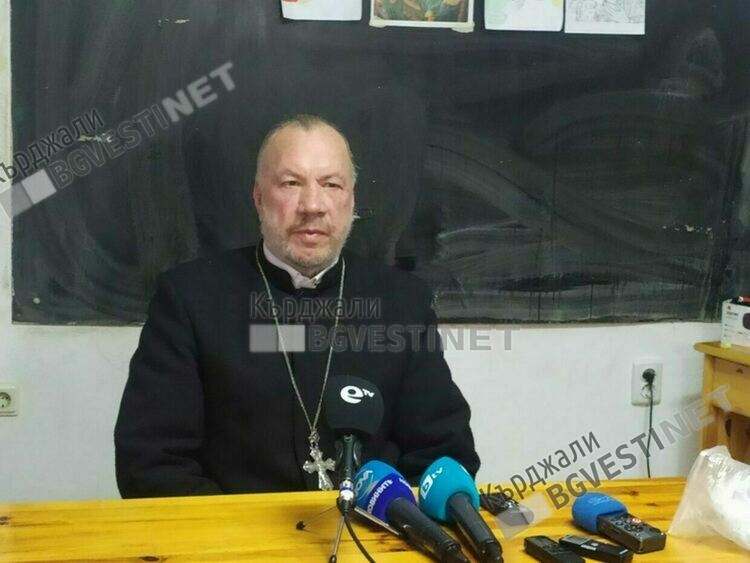 Света литургия и панахида  за отец Боян Саръев в храма "Успение на Пресвета Богородица"в неделя