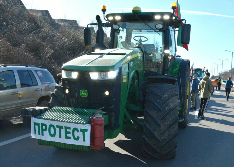 Земеделците спират ефективните протести от понеделник, заявиха те след среща с правителството