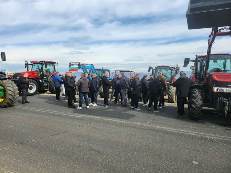 Част от земеделските производители продължават протеста, въпреки постигнатото съгласие с властта