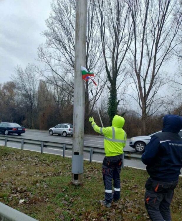 Руски знамена по "Цариградско шосе" в София, кметът нареди да ги свалят