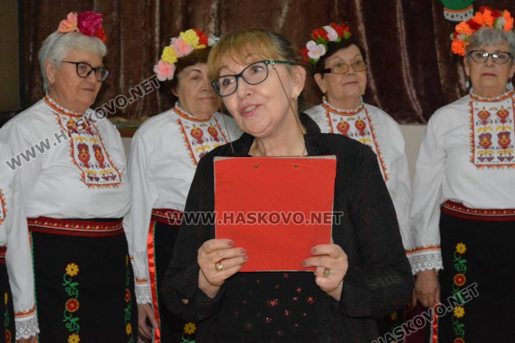 Фолклористи и деца солисти с концерт за 8-ми март в хасковско читалище
